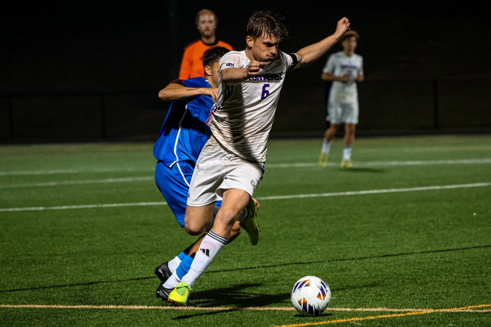 Jesper Schierholz dribbles past a defender