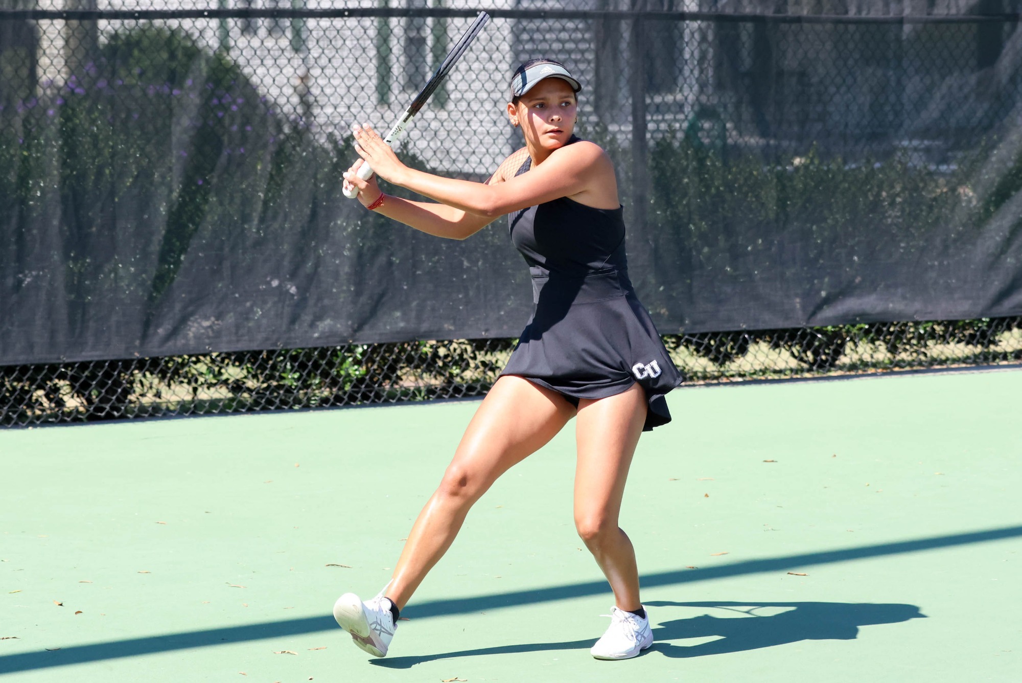 Khushi Kharb prepares to return a forehand