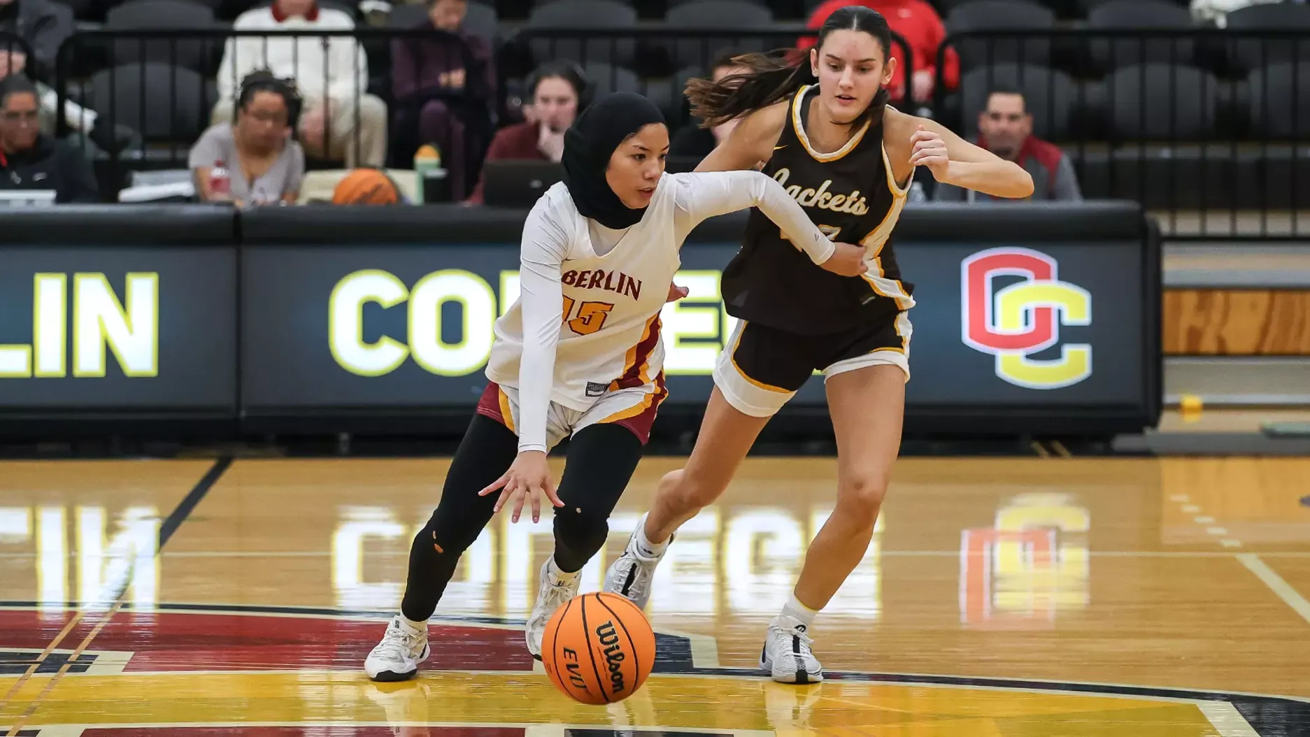 Anora Lee dribbling the ball around a defender