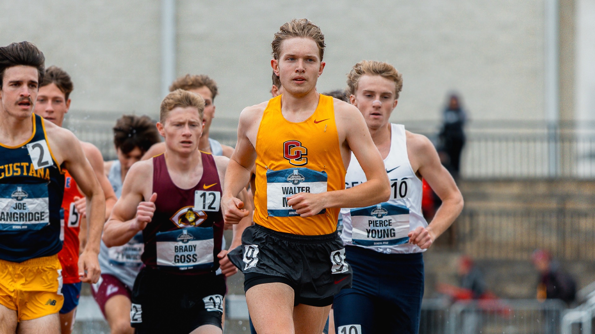 Walter Moak running in front of other runners