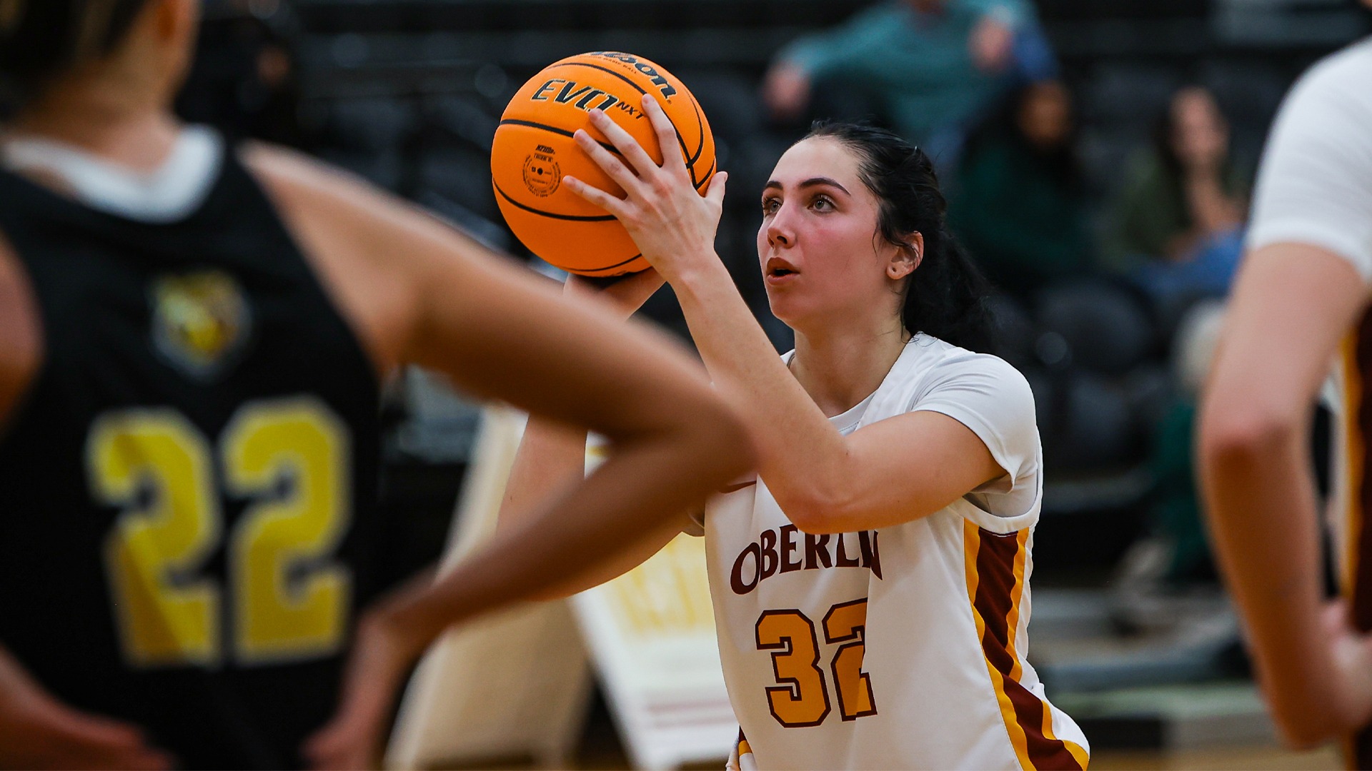 Gabby Peña-Hilzen shoots a free throw