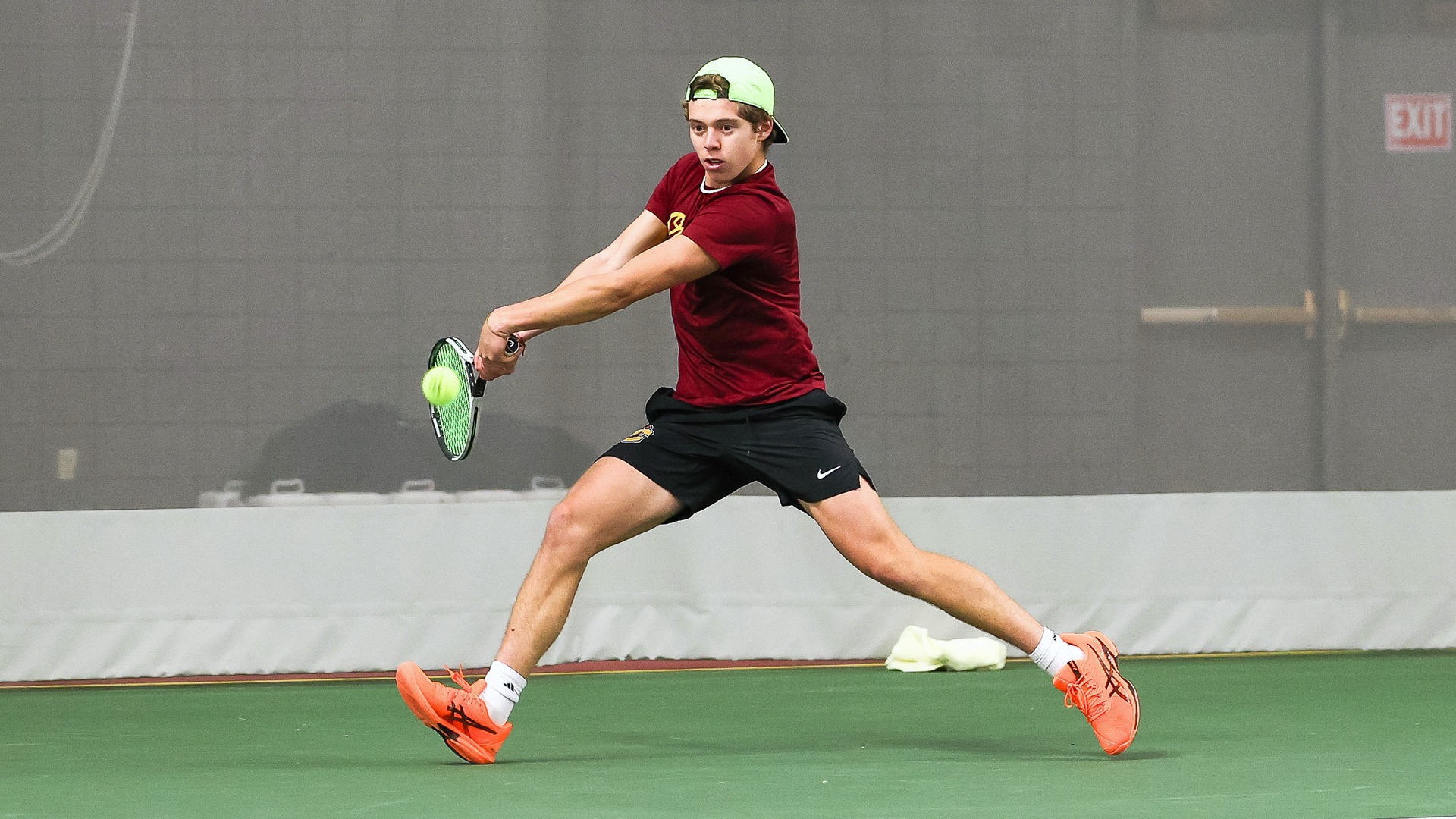 Enrique Margain reaching to return a serve