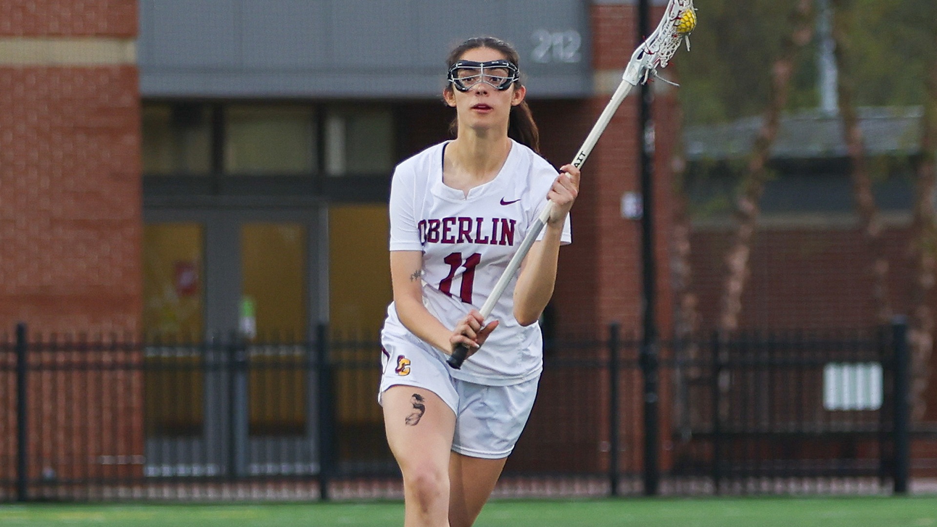 Ale Bernal running with the lacrosse ball in her stick