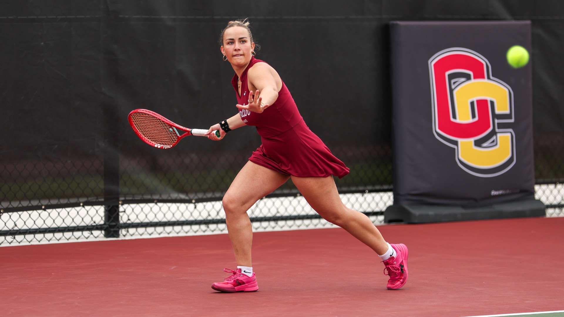 Freya Rahm getting ready to return a tennis ball