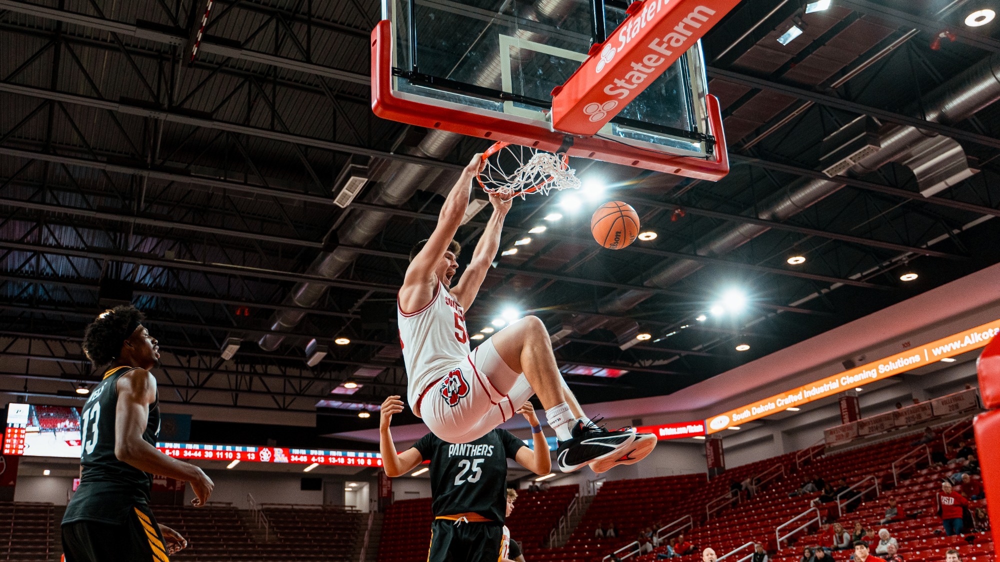Cam Fens dunking against Prairie View A&M 121325