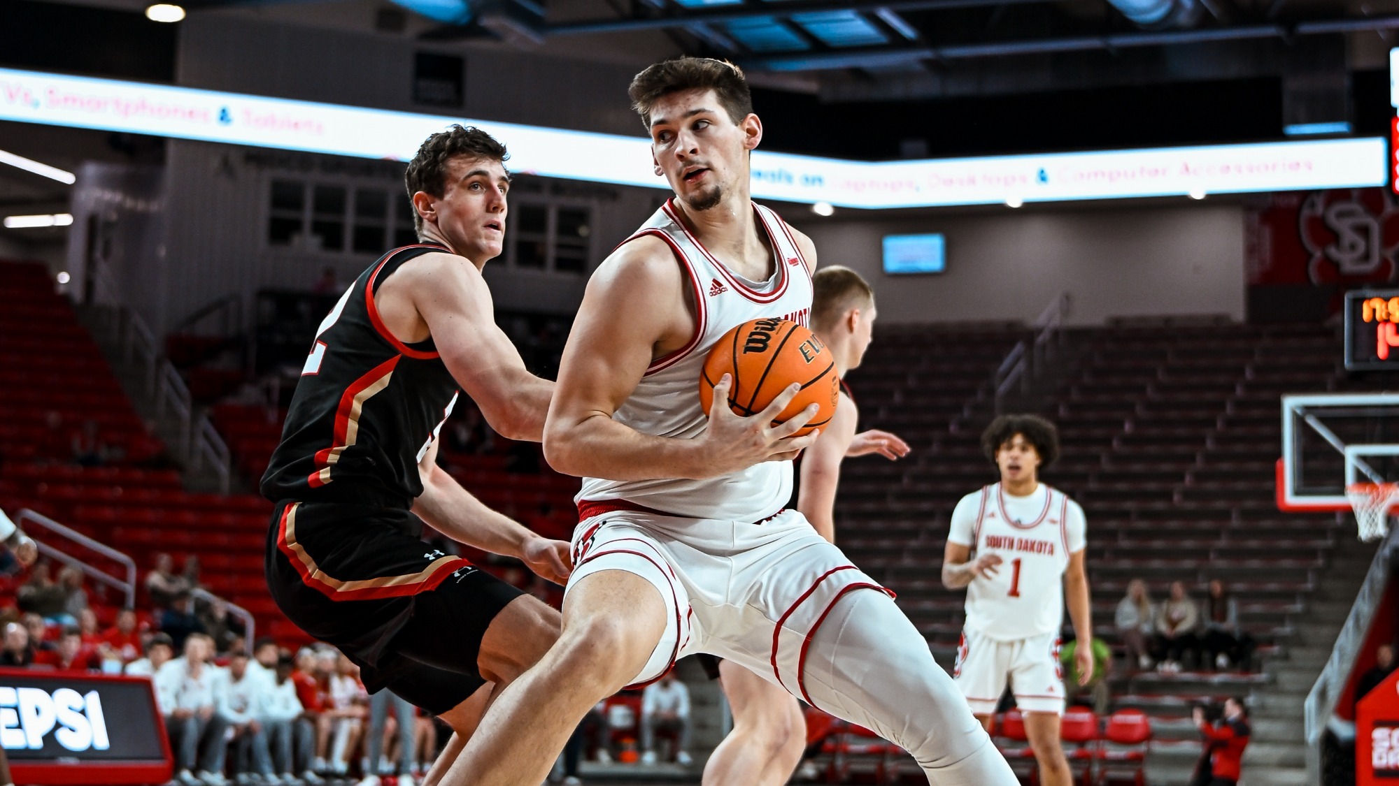 Cameron Fens posting up a Denver player 011026