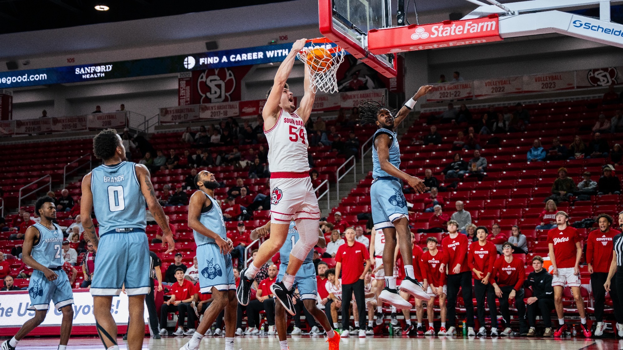 Cameron Fens dunking against Kansas City 011526