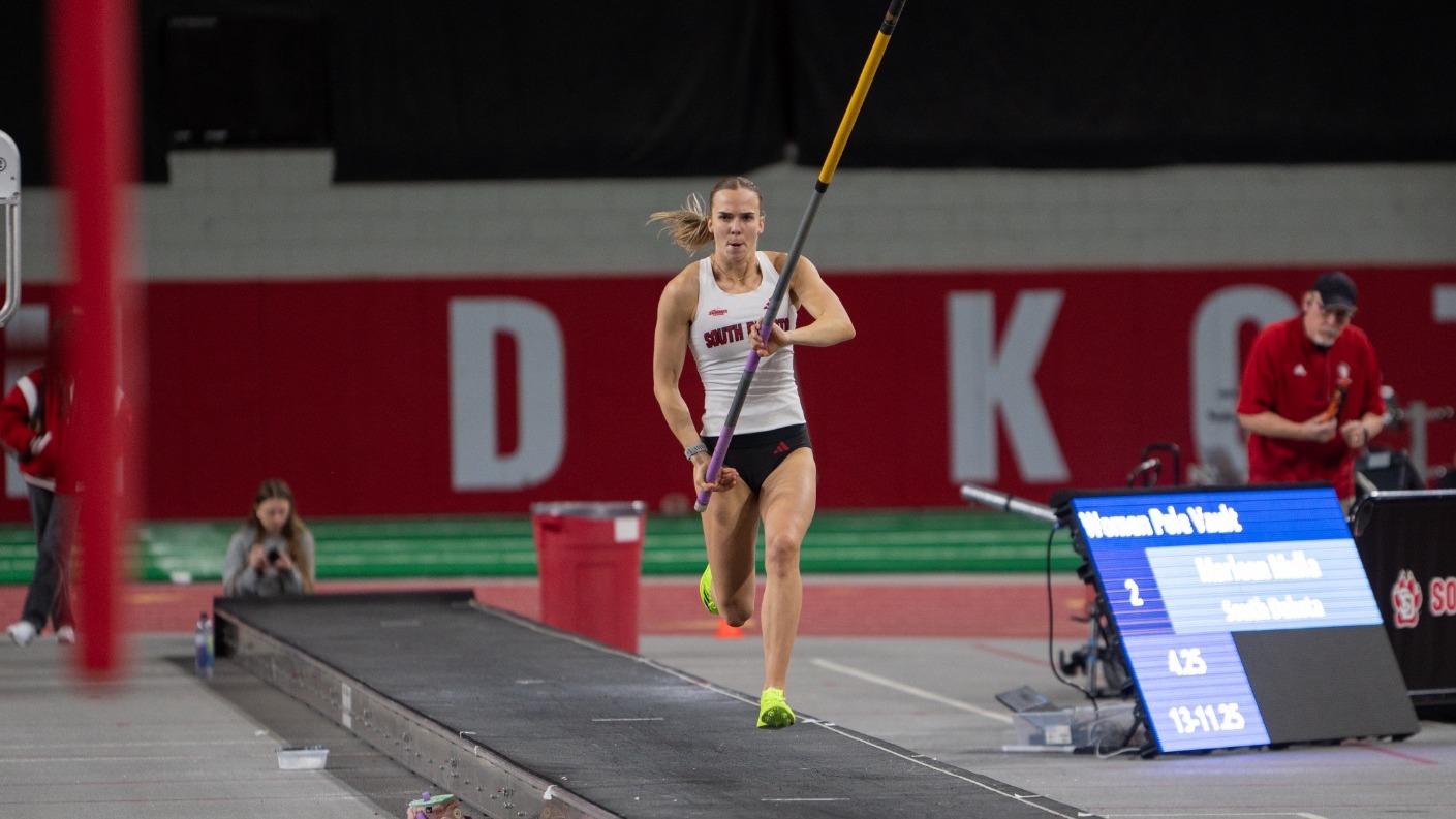 Marleen Mülla runs down the pole vault runway at the 2026 USD Alumni Meet