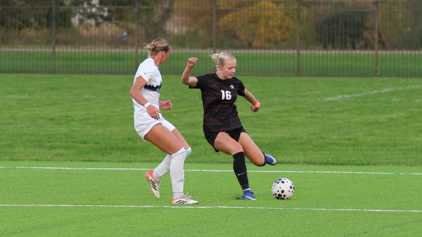 Brooklyn Pollmiller crosses into the box against Kansas City