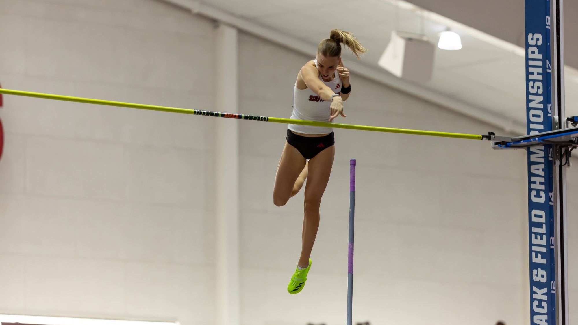 Marleen Mülla clears the pole vault bar at the 2026 World Indoor Championships