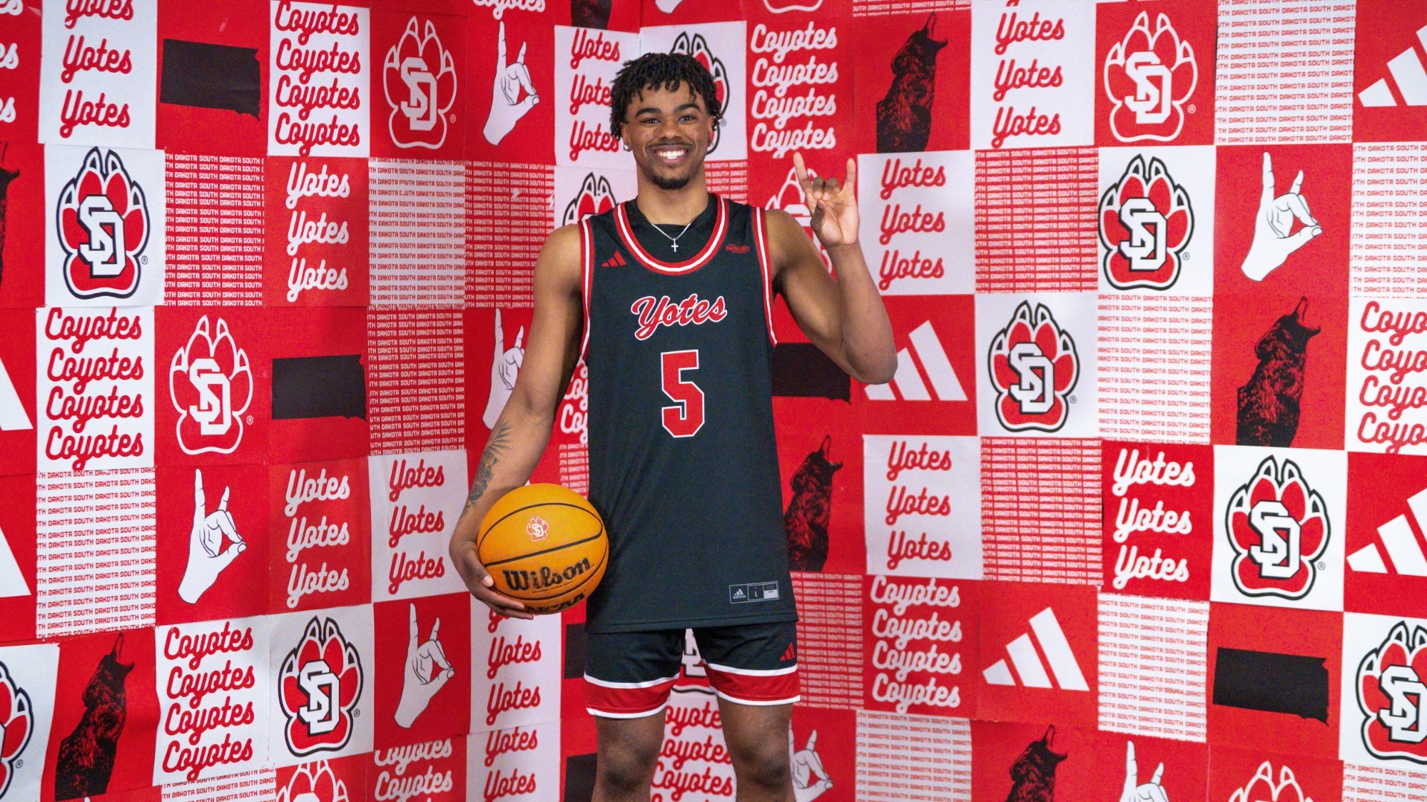 Elisha Warren men's basketball signing photoshoot