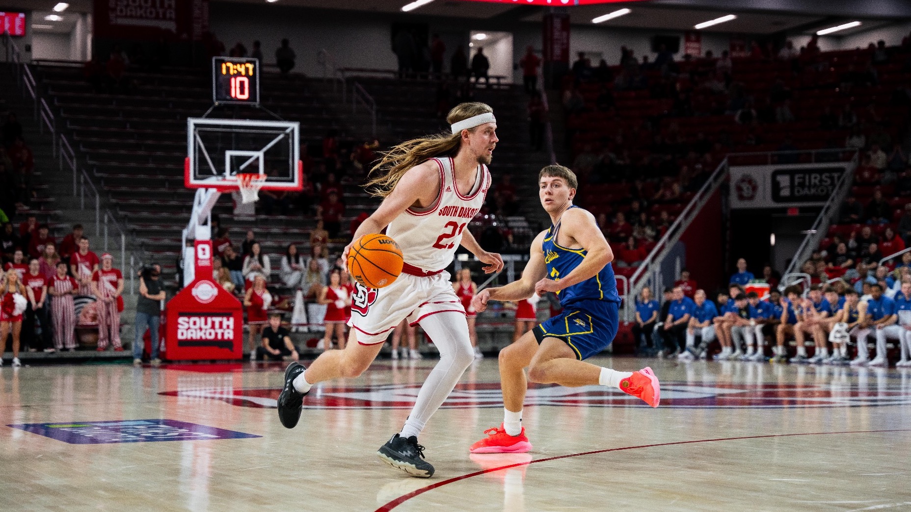 Ethan Kizer driving against South Dakota State 2025-26