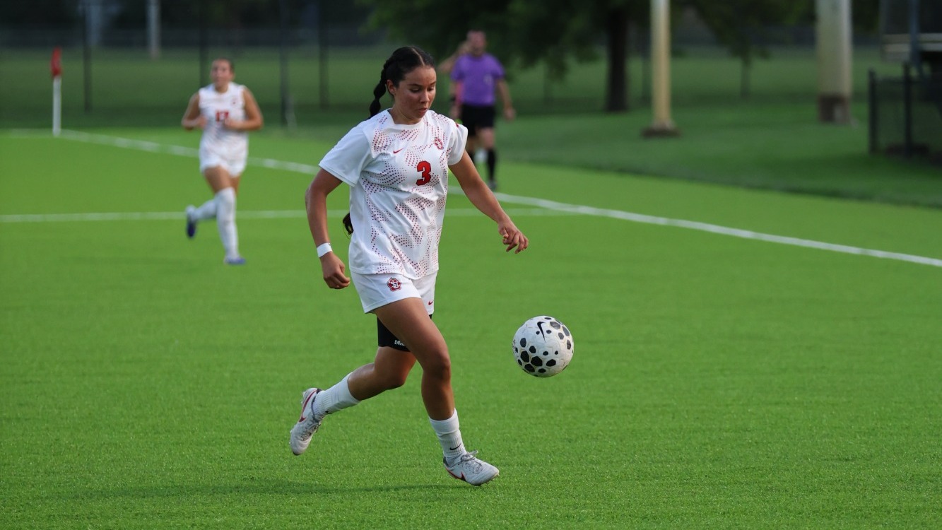Klarissa Vega attacking the Idaho defense