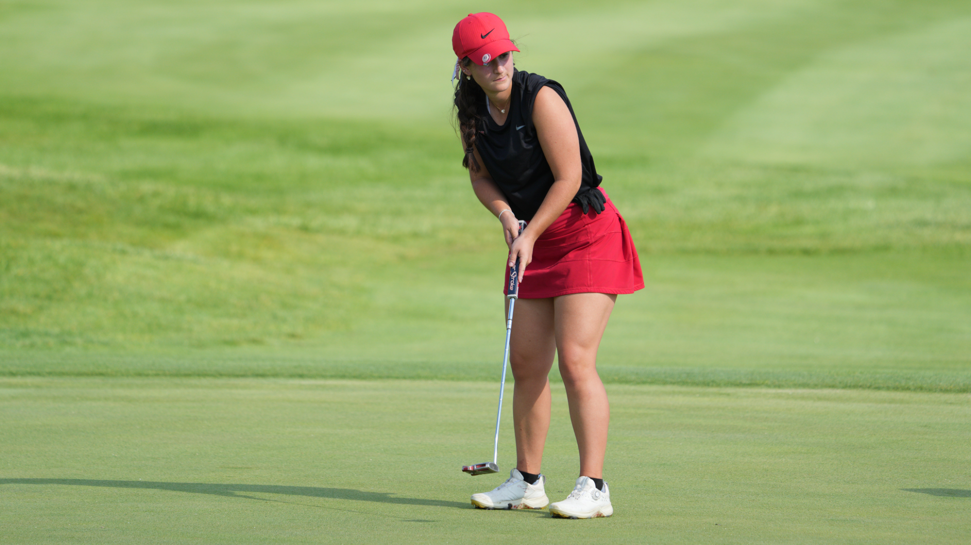 Hanavan watching putt