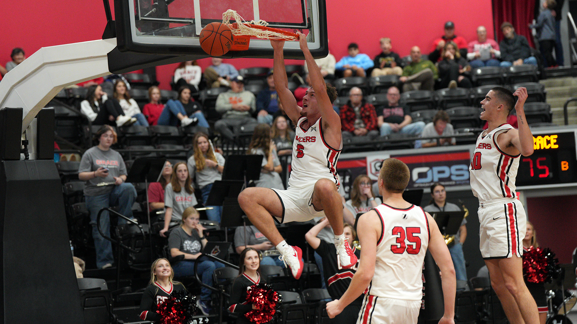 Michael Wellman dunk big crowd MBB 2025