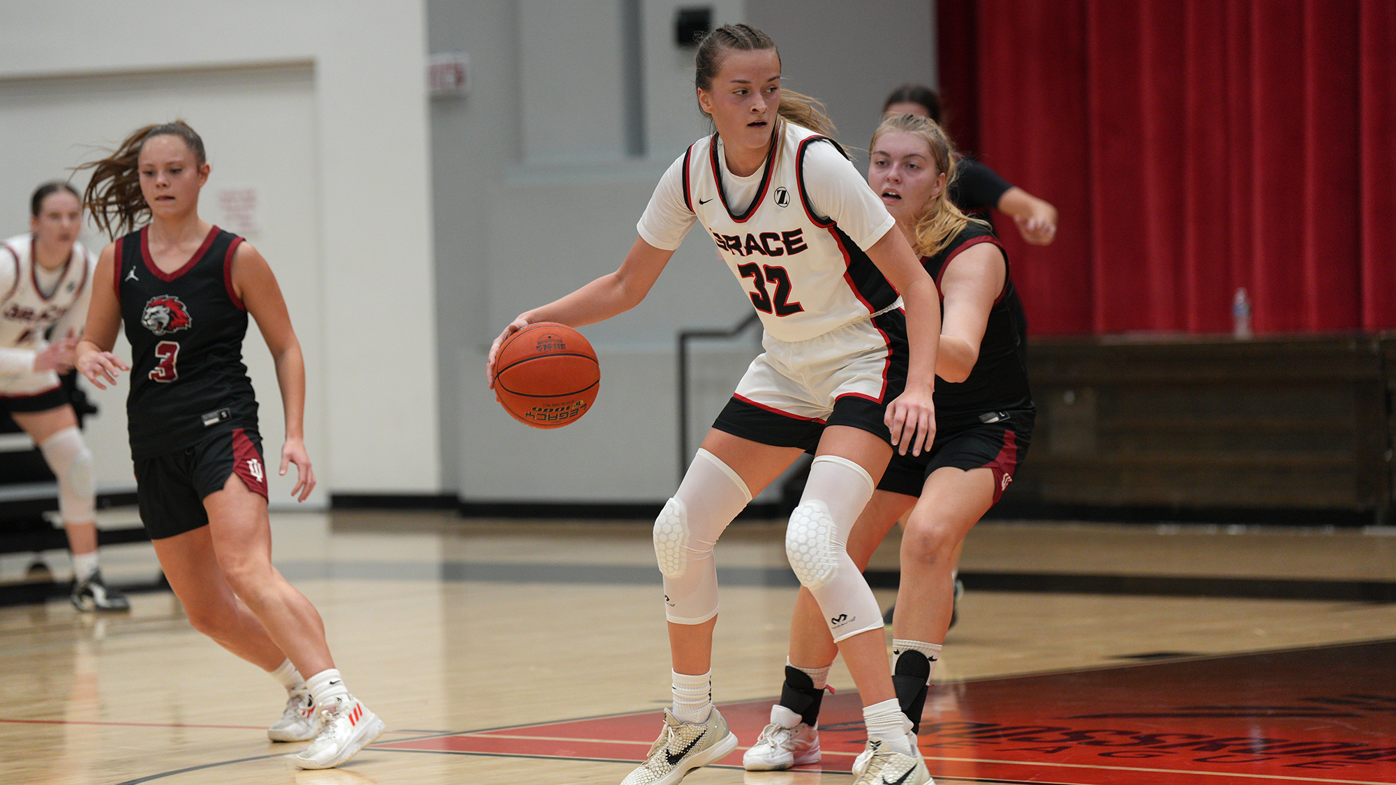 Braylin Terrell WBB post up 2025