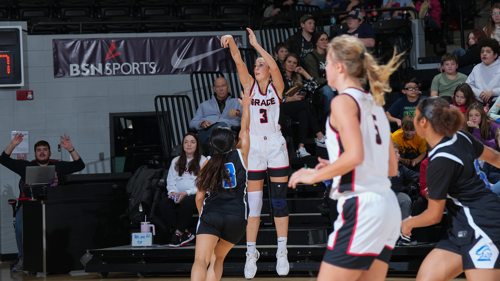 Maddy Poynter corner 3pt WBB 2025