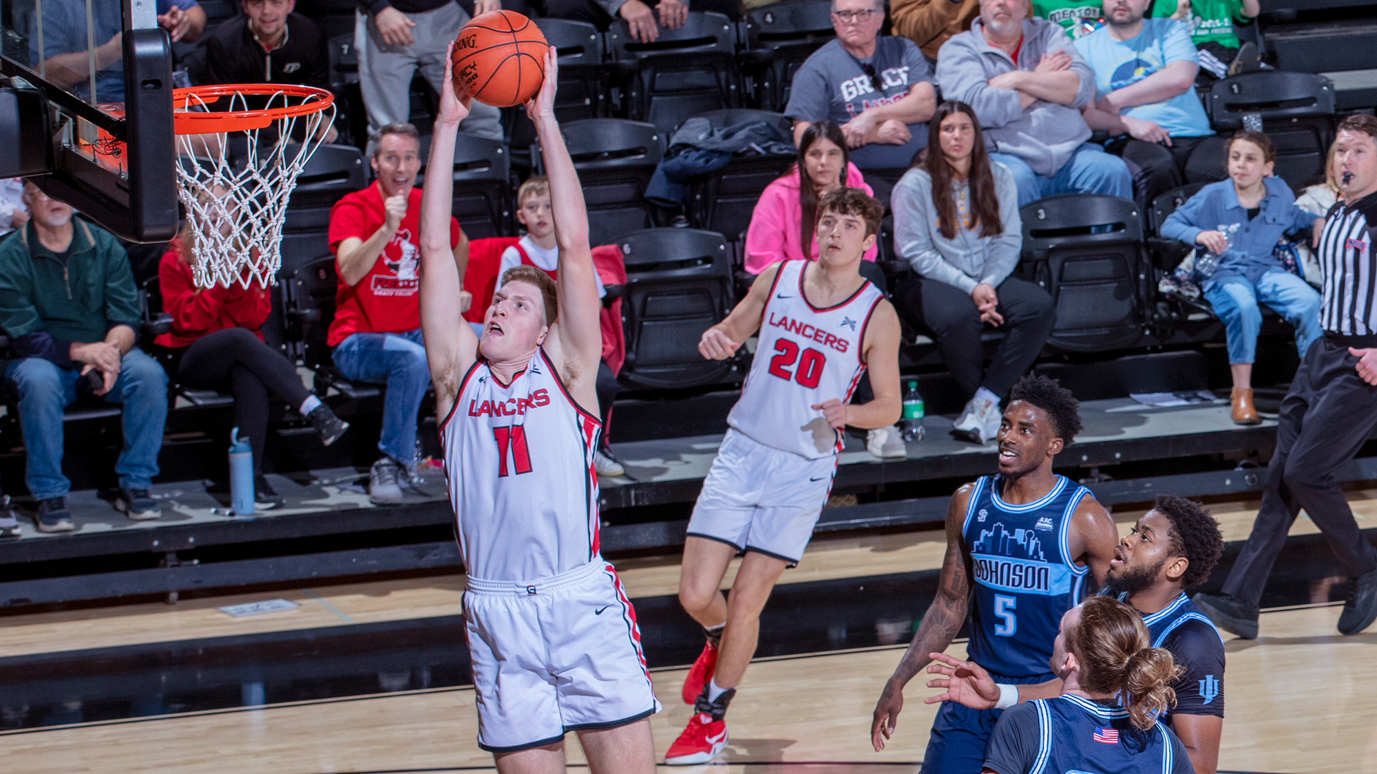 Gavin Betten soar dunk MBB 2026 high angle