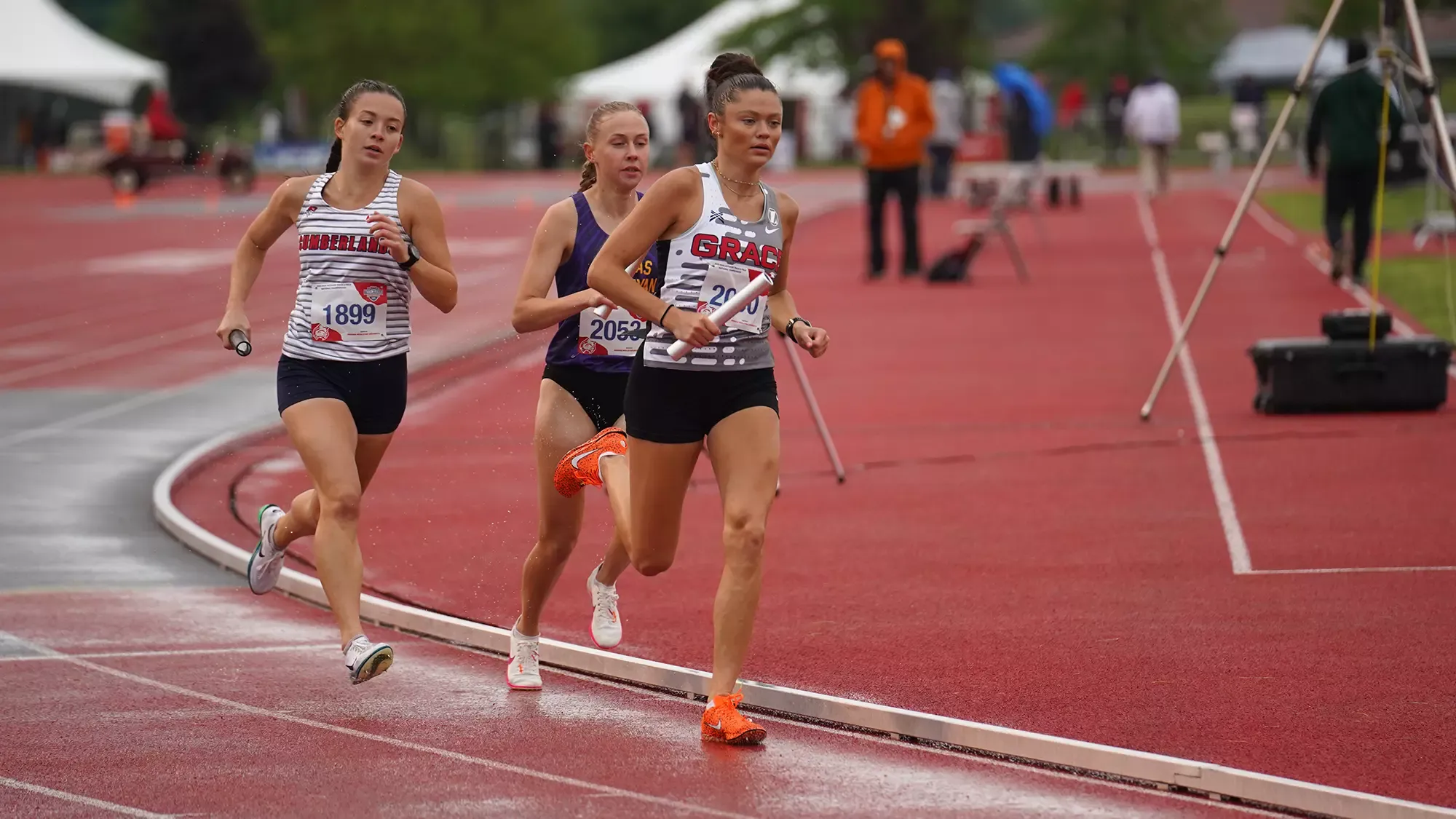 Morgan Welch TF outdoor leading a pack 2025
