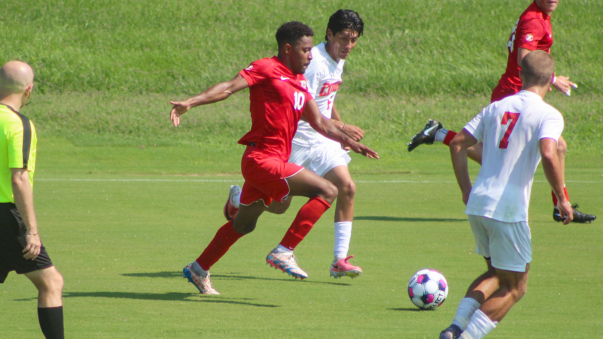 Sebastian Lozano MSOC dribble middle 2026