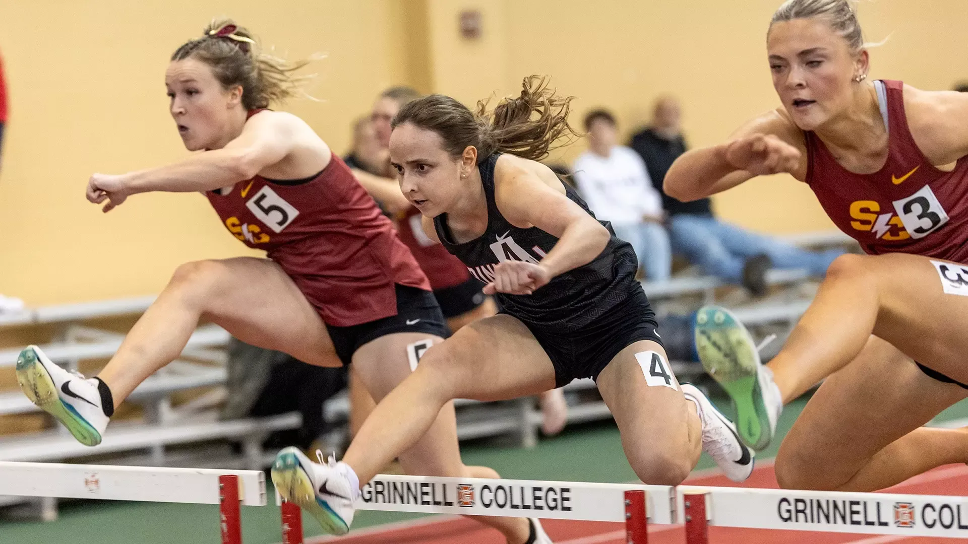 Indoor track meet Dec. 5, 2025.(Photo by Justin Hayworth/Grinnell College)