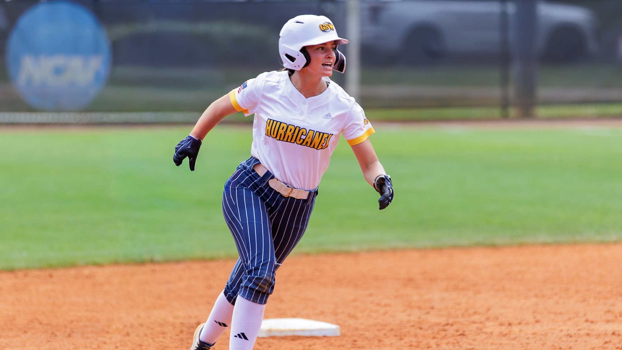 Dansby rounding bases after home run against UNG
