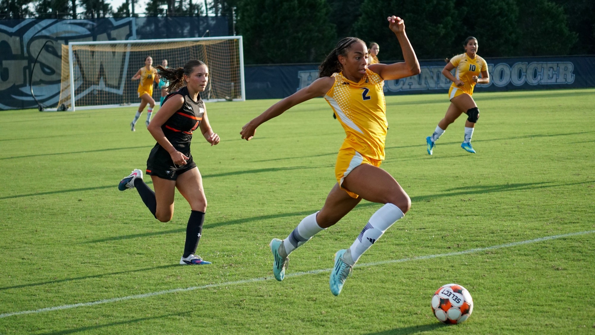 Townsend Glides Towards Ball vs AUM