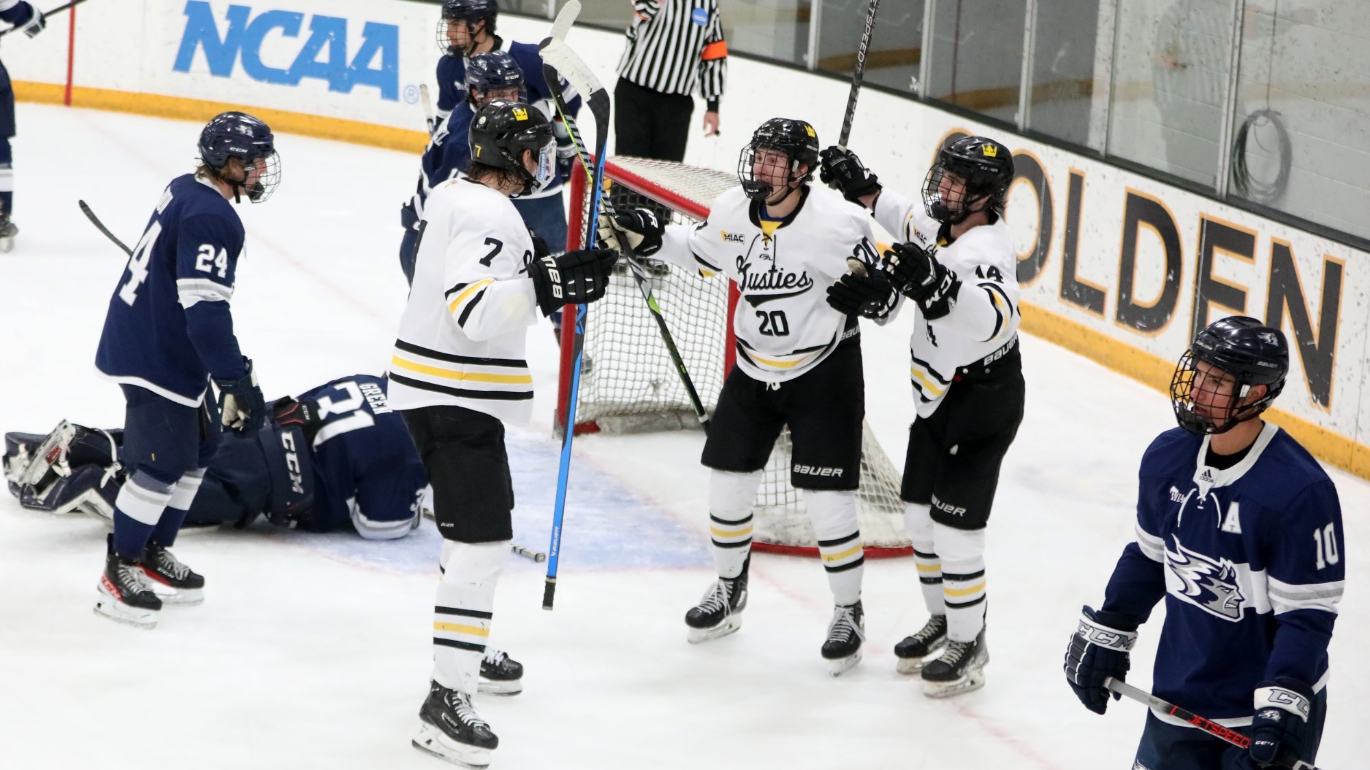 Trio of Third Period Goals Lift Men's Hockey Past UWStout Gustavus