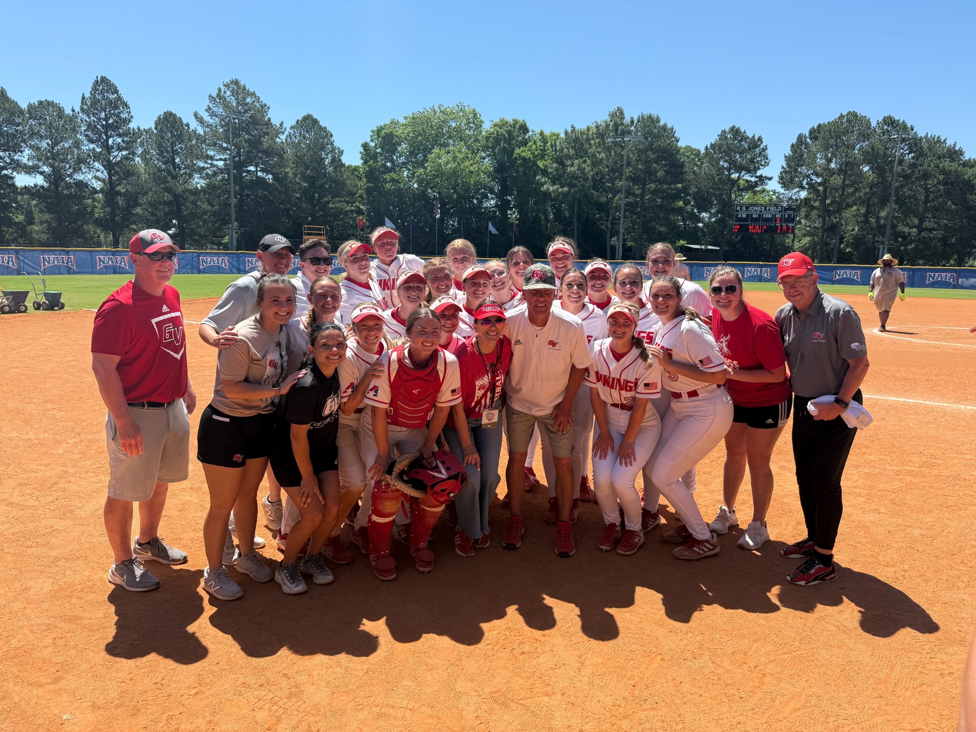 Softball win vs Midland, Game 1 of World Series 2025