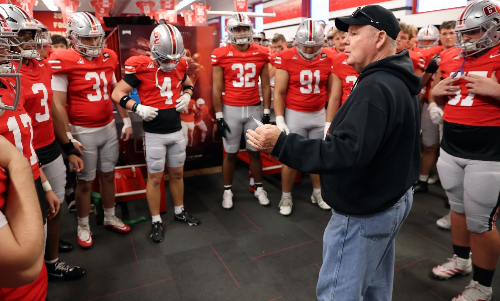 Mike Woodley speaks to 2026 Team prior to Homecoming W 