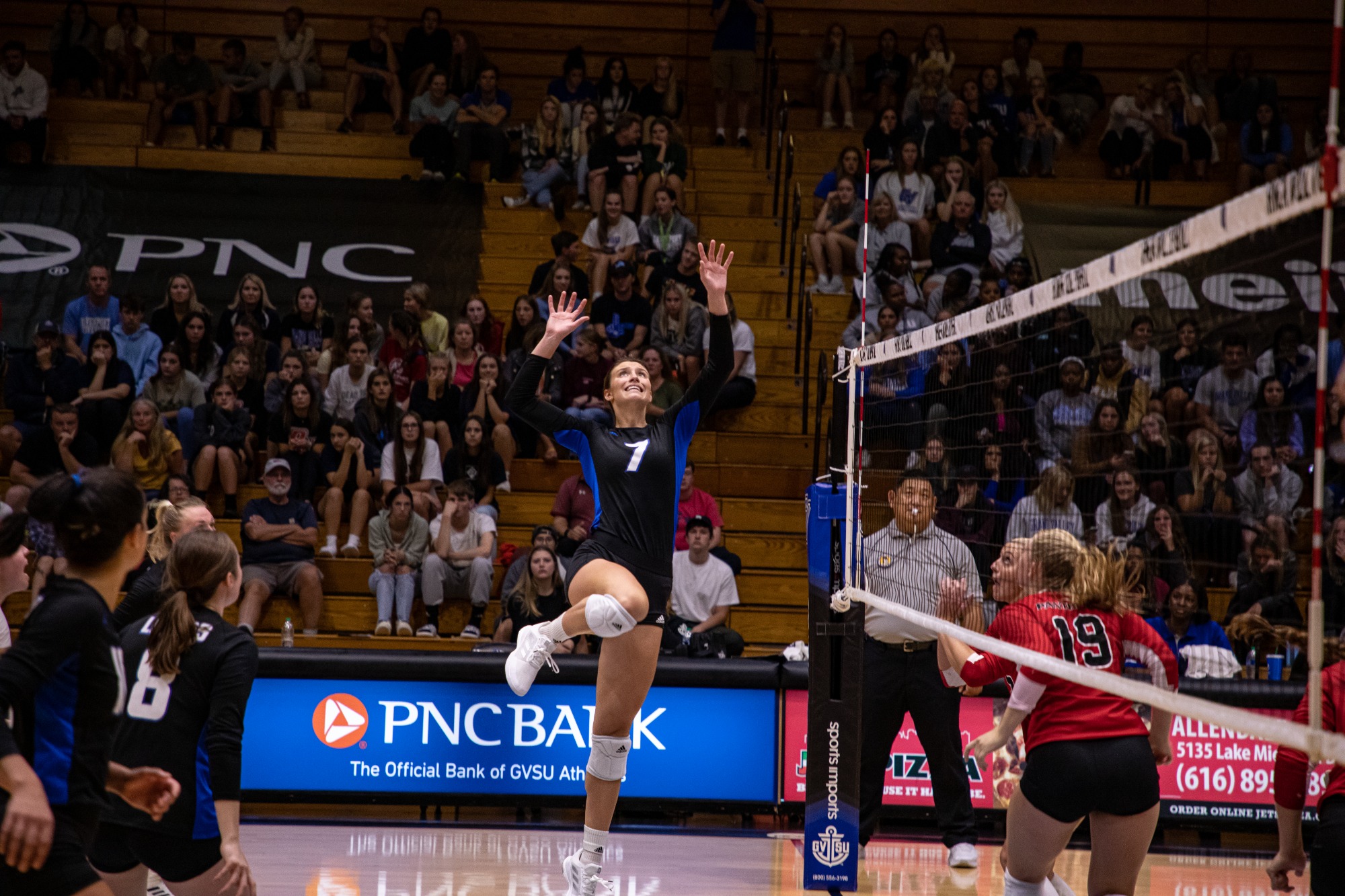 Women's Volleyball Takes Down Parkside To Open Weekend Grand Valley