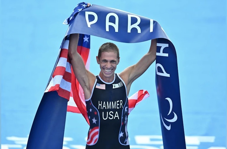 Chris Hammer raises finish line above head at 2024 Paralympics