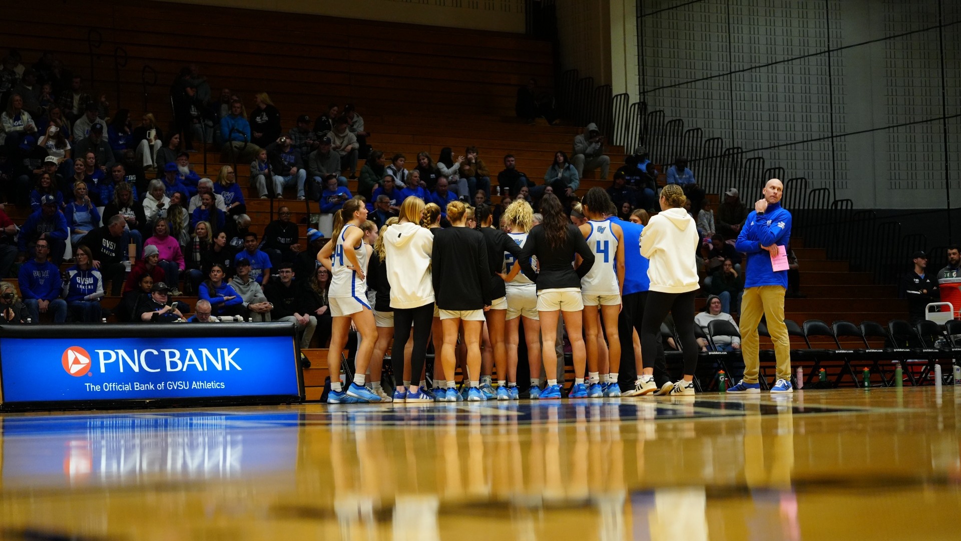 wbb team huddle
