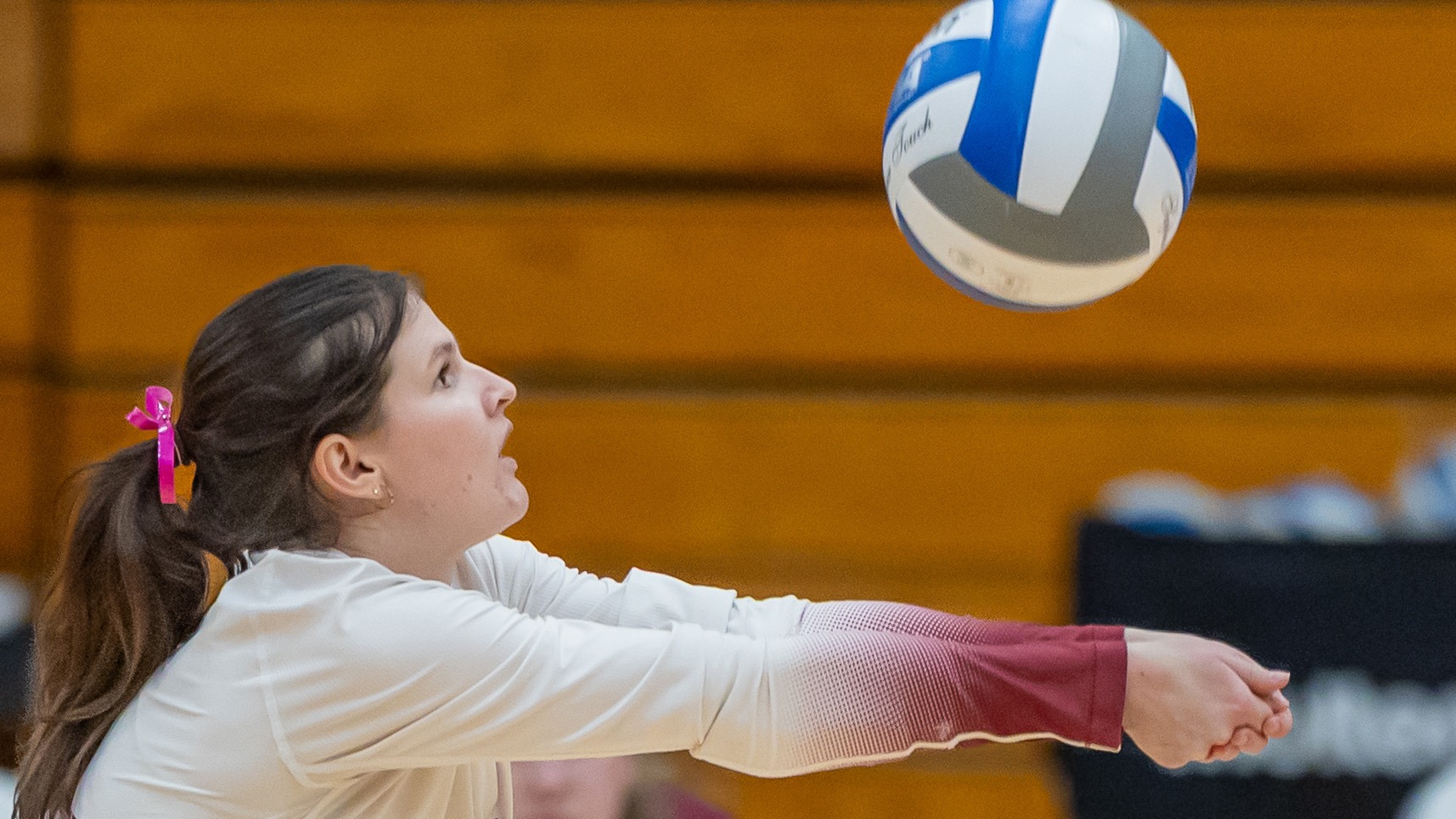 Claire Siems digging the ball against Augsburg