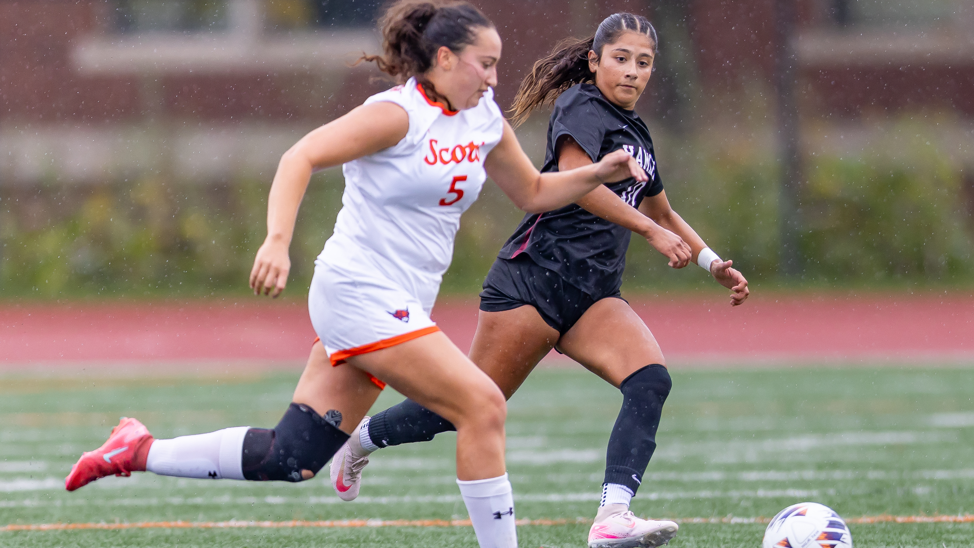 Danna Garcia running after the ball against MAC