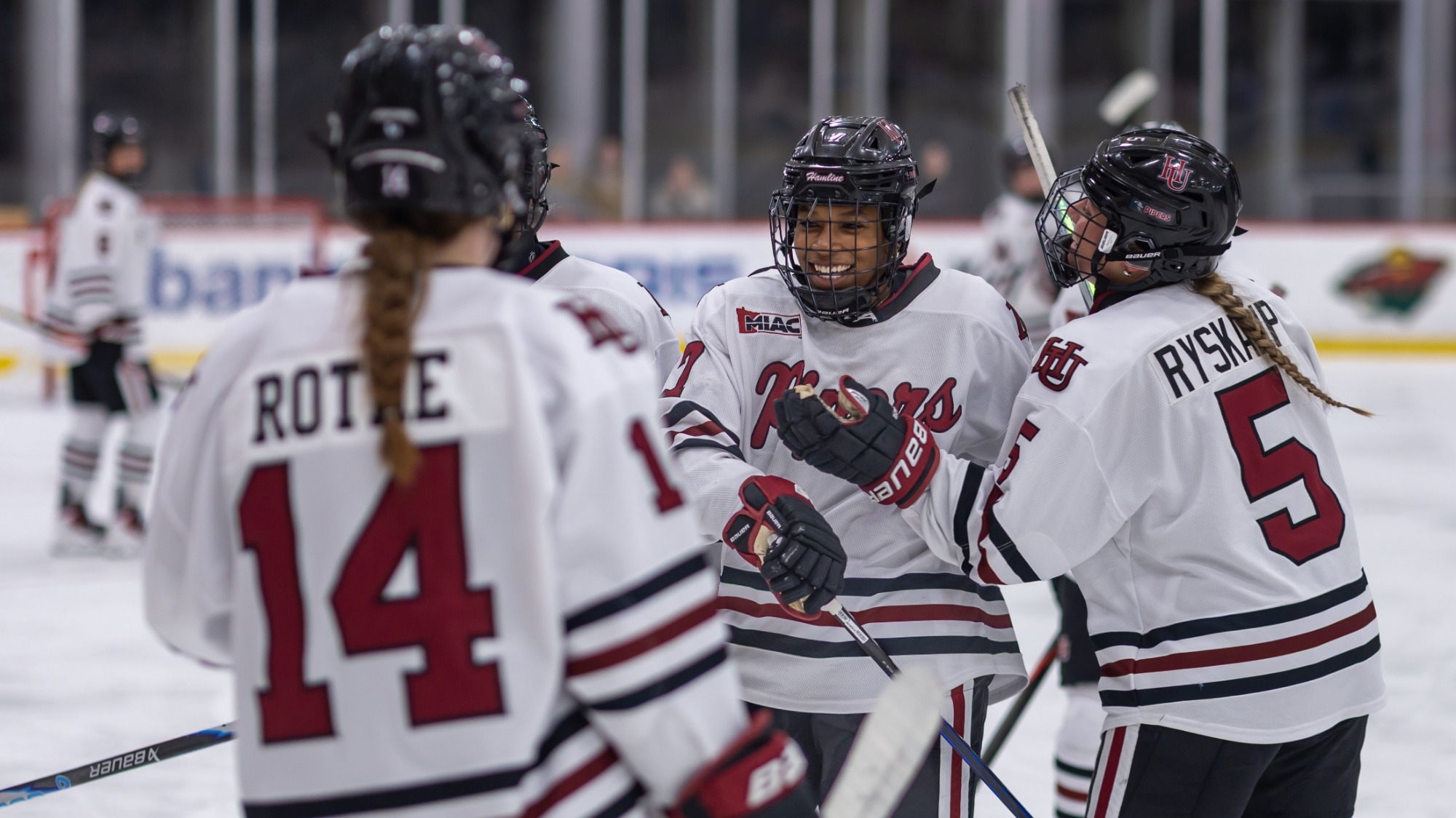 Hamline Women's Hockey goal celebration vs Gustavus