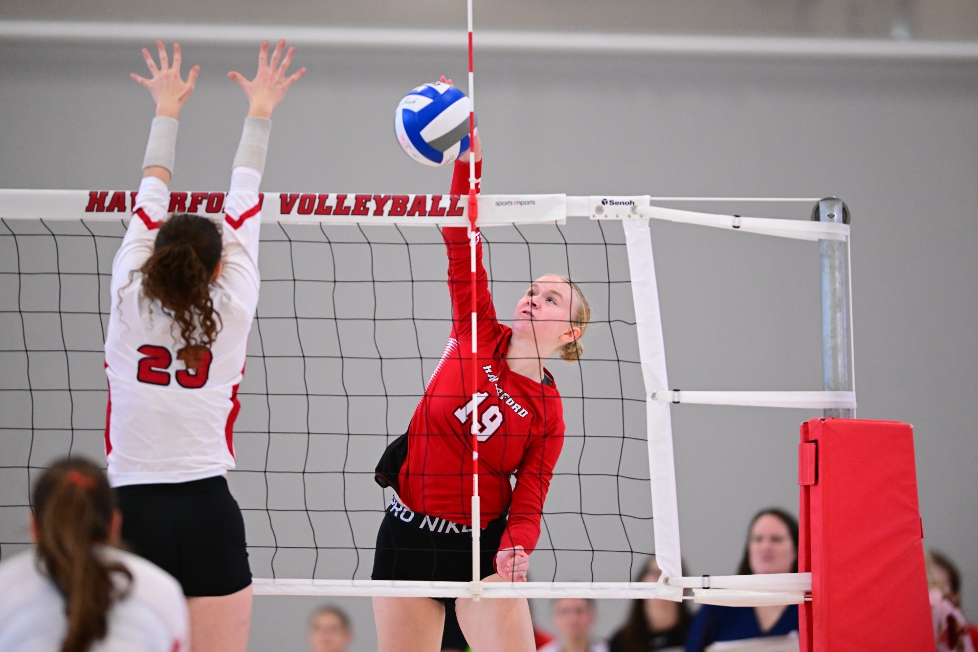 Elizabeth Cella finds a kill during a match in 2025