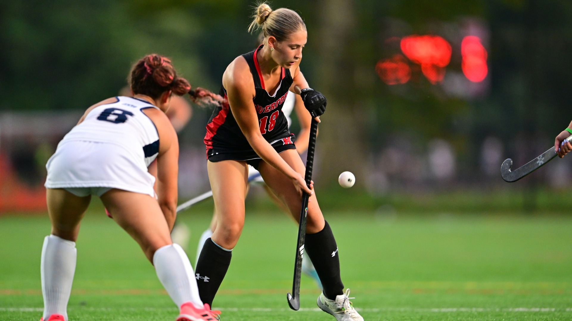 Norah Block controls the ball between two defenders.