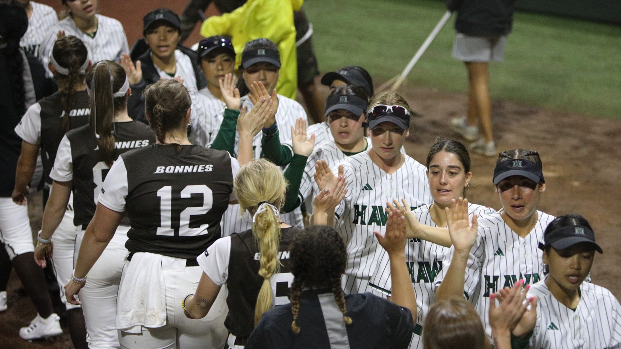 Softball Shuts Out St. Bonaventure, 30 University of Hawai'i at
