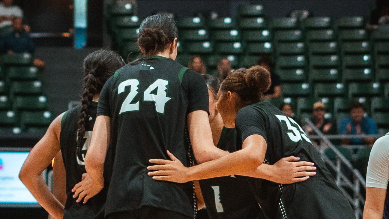 WBB huddle vs. Portland