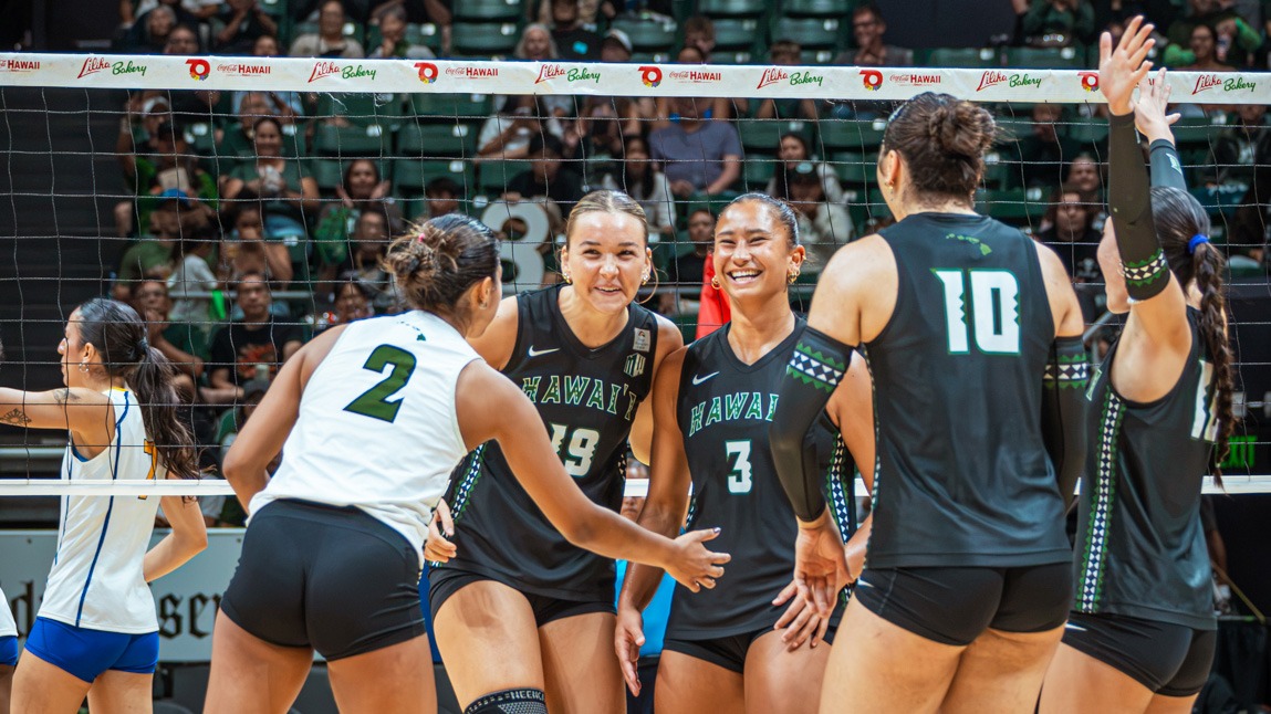 WVB group celebration vs. SJSU