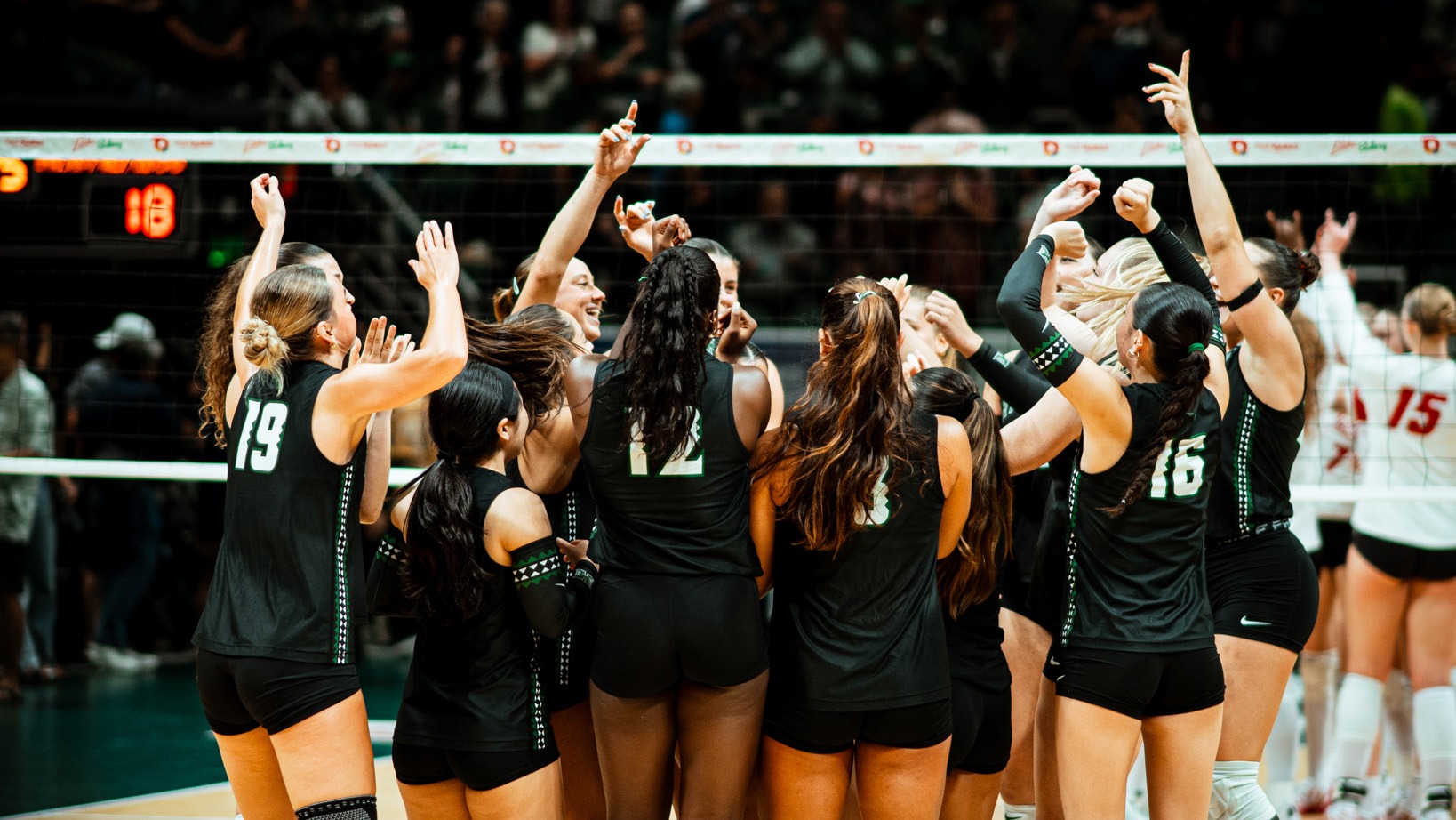 WVB celebrate vs. New Mexico