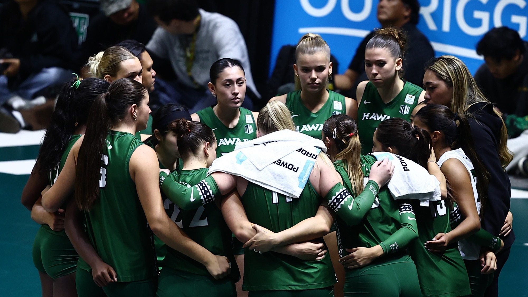 WVB huddle vs. Utah Tech