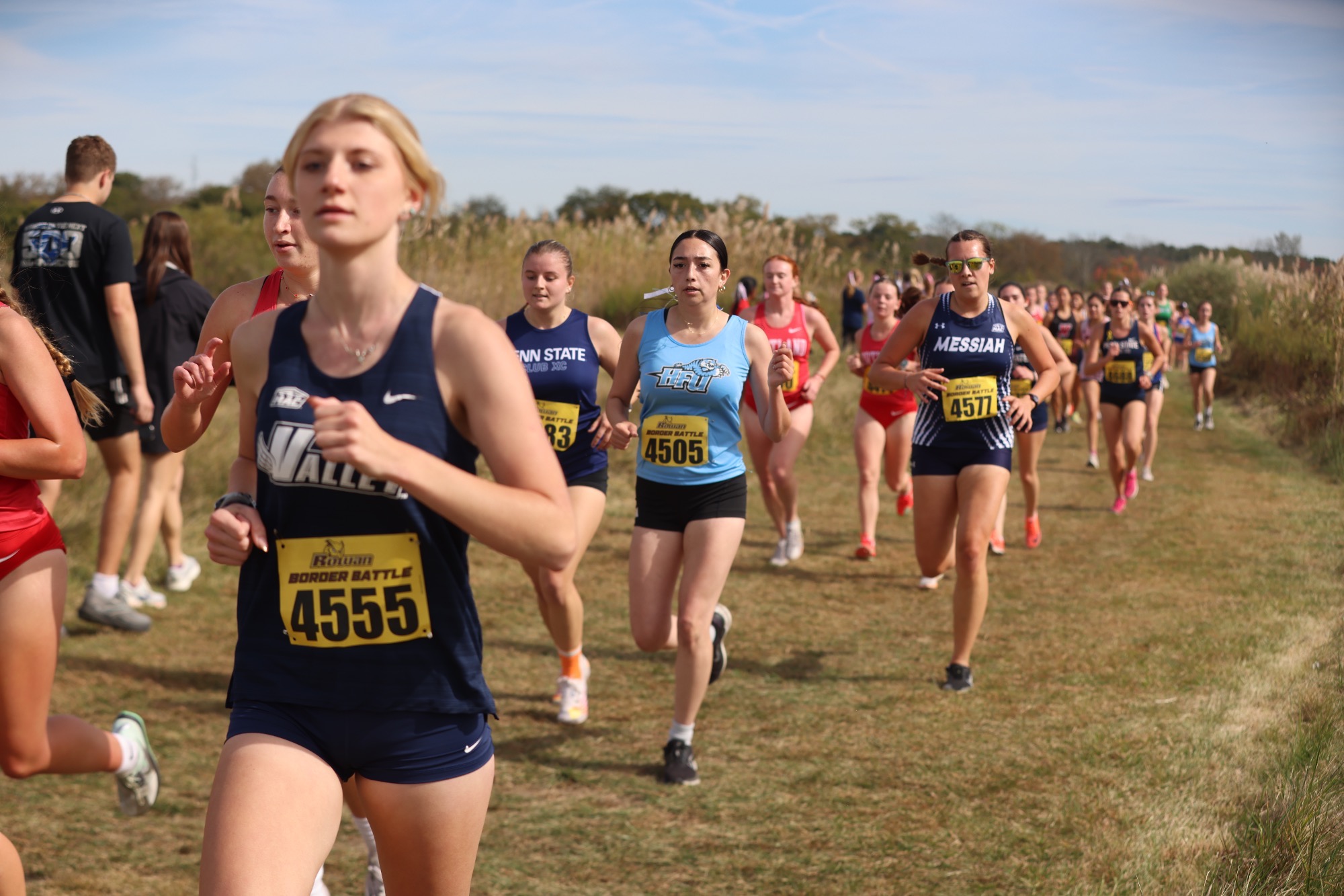 Dilaria Biyik  running around a group of competitors