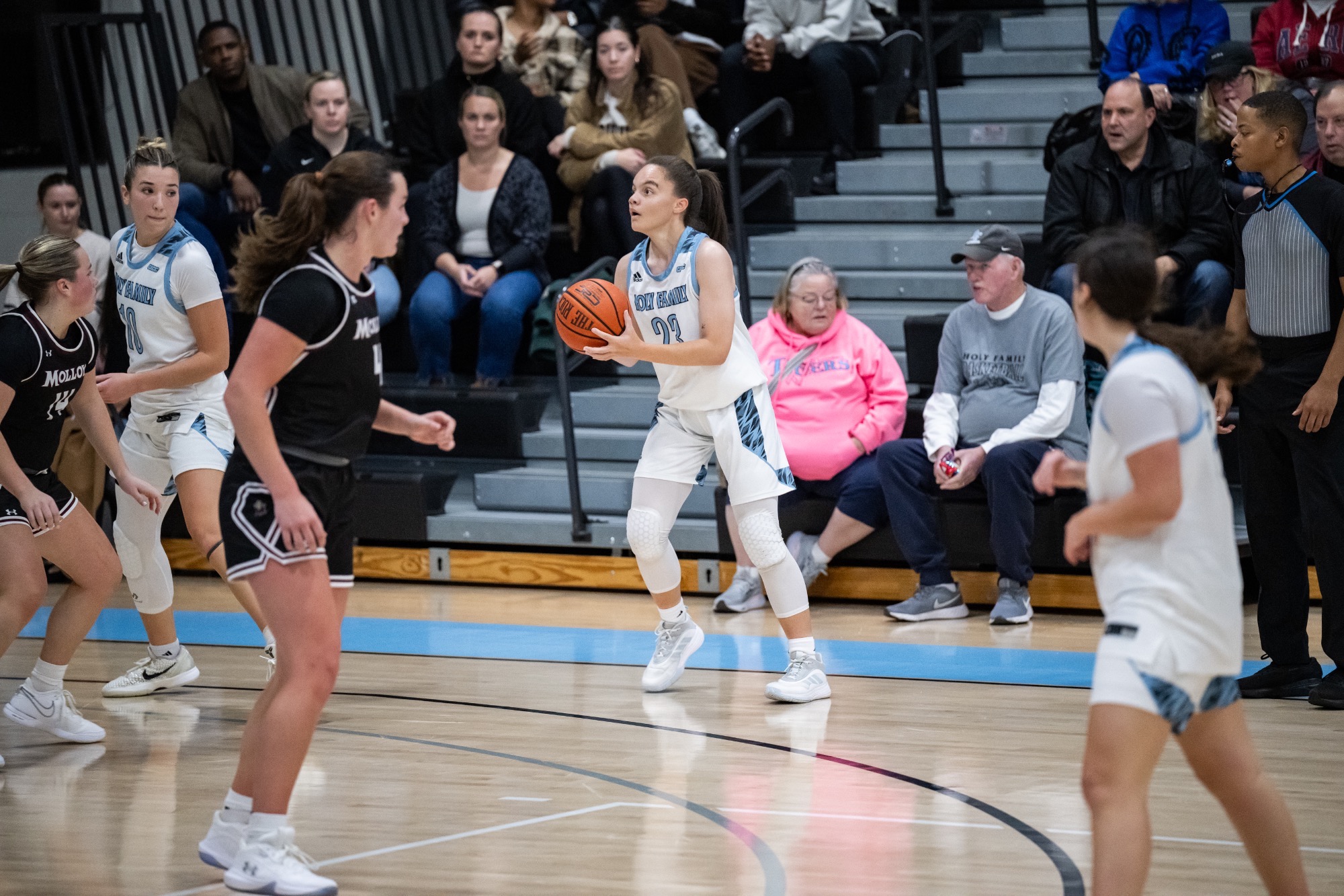 Kaelah Carter preparing to shoot a 3-pointer
