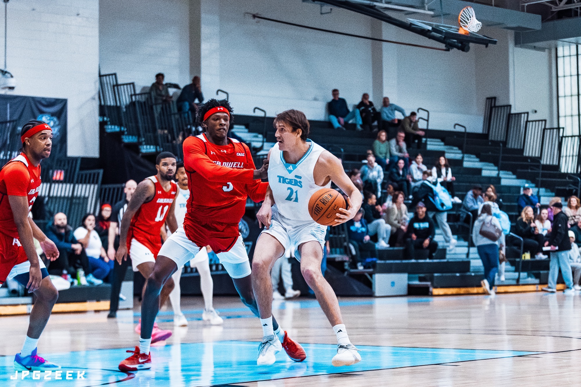 Raphael Dupouy in the air during a jump stop, ball in his left hand