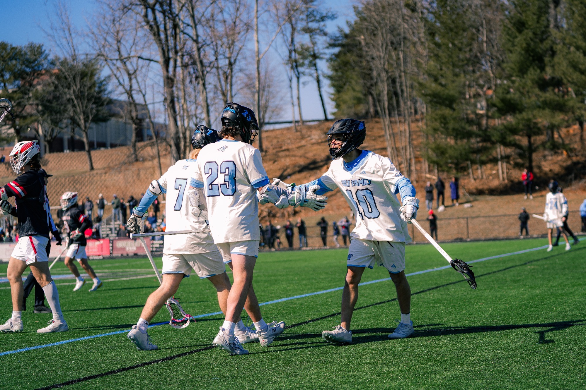 Jaelin Benson high fives with teammates
