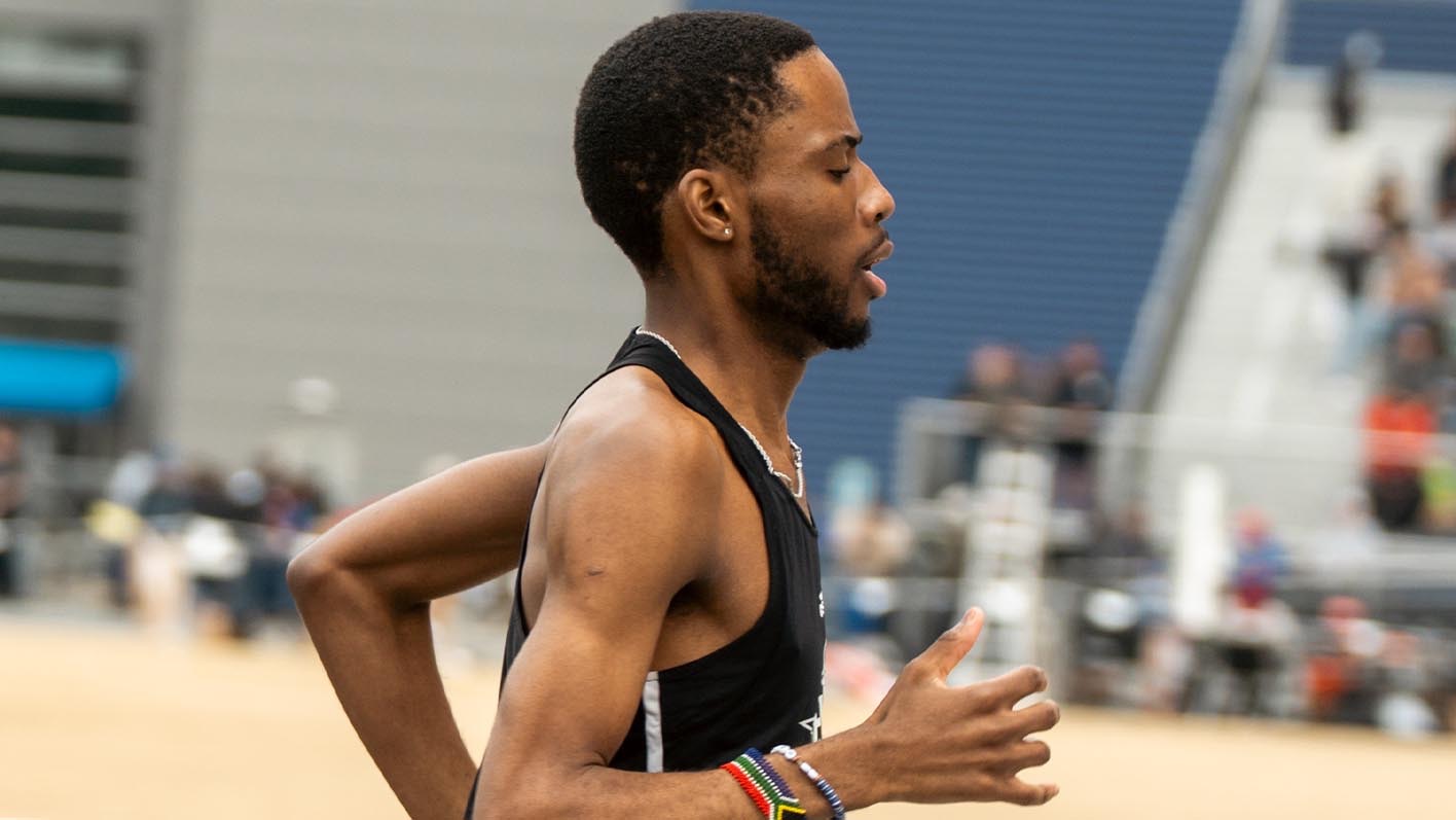 A sideview of Letlotlo Mohubedu running from the side