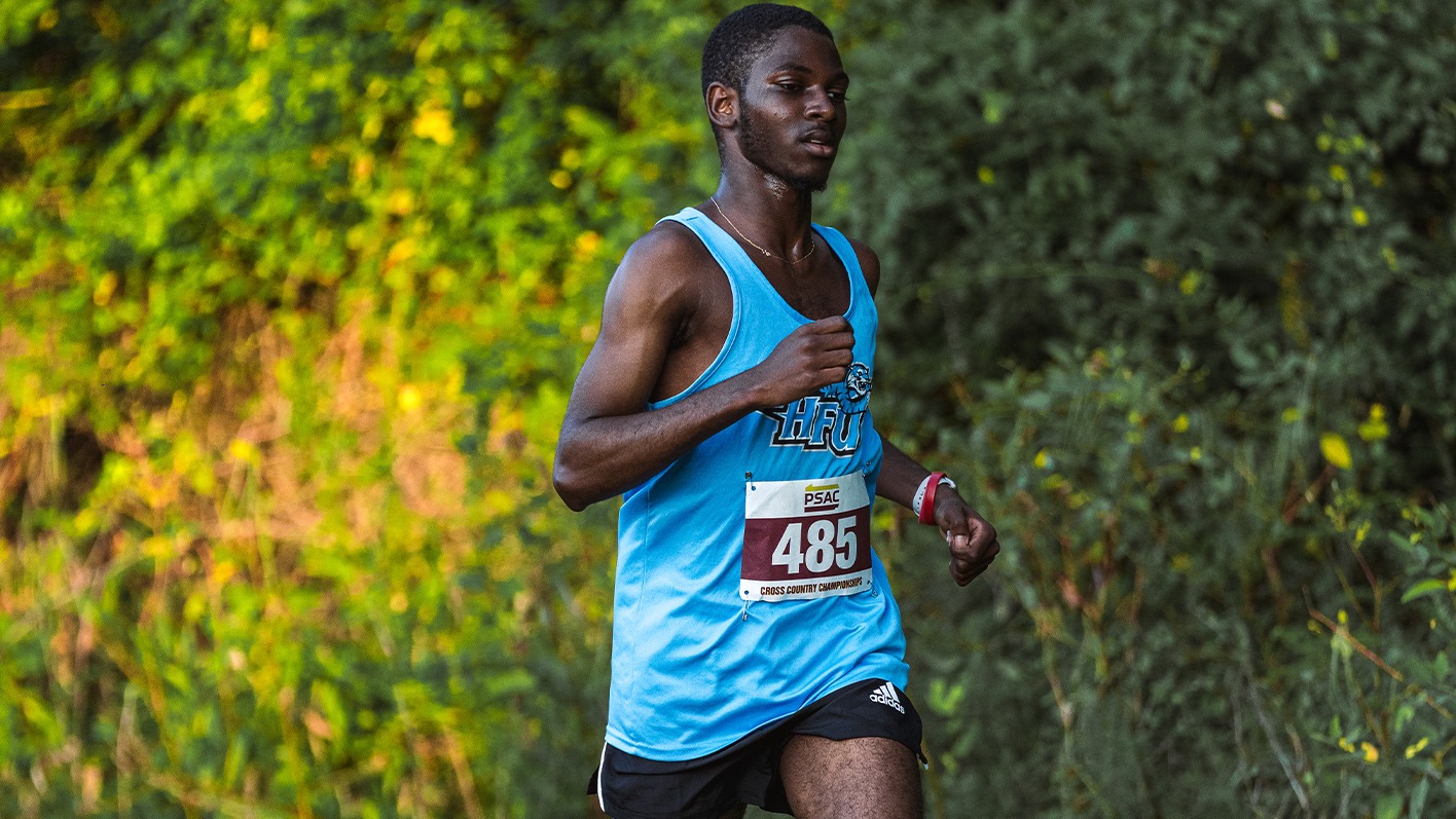Emmanuel Power runs at the 2025 Herb Lorenze Invitaitonal