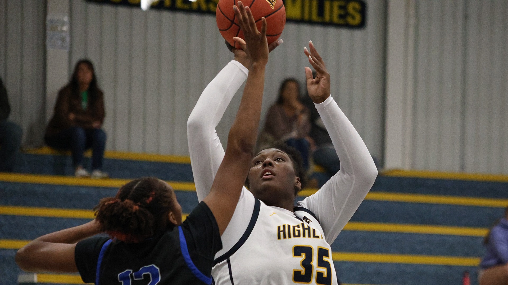Shamiah Johnson knocks down a jump shot in the paint against NJCAA Div. 1 Murray State College
